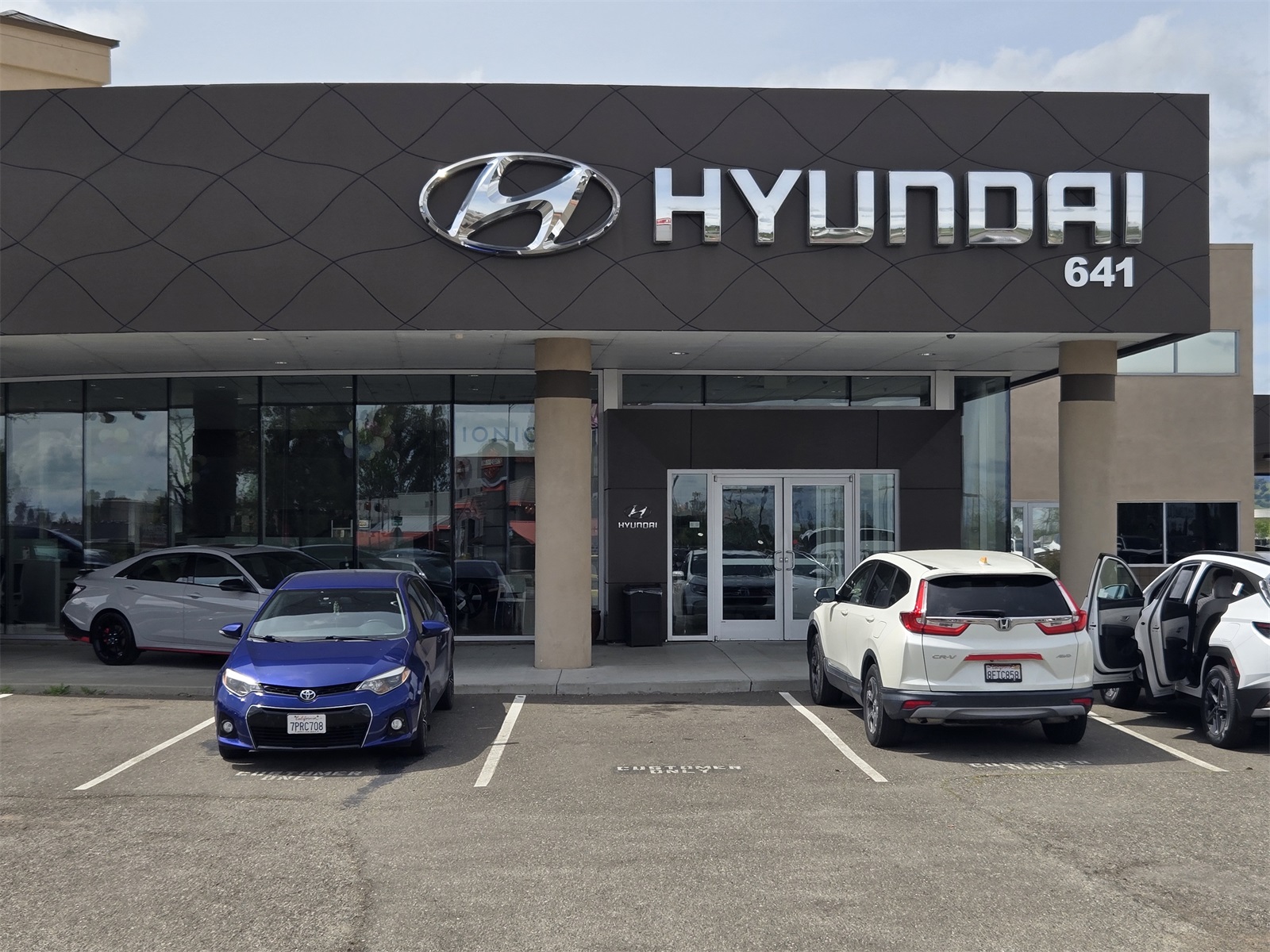 2023 Hyundai Elantra SEL photo 3