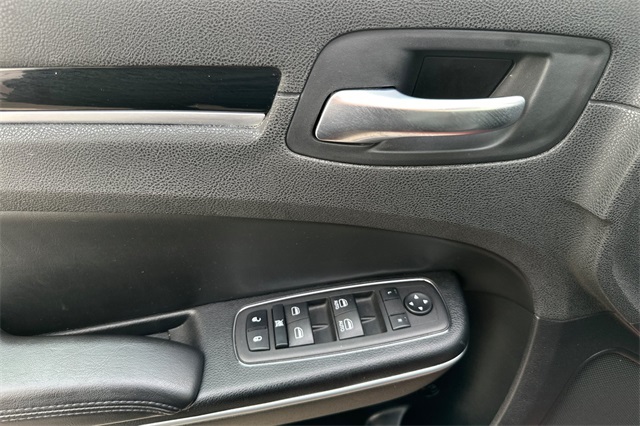 2023 Chrysler 300 Touring L photo 11