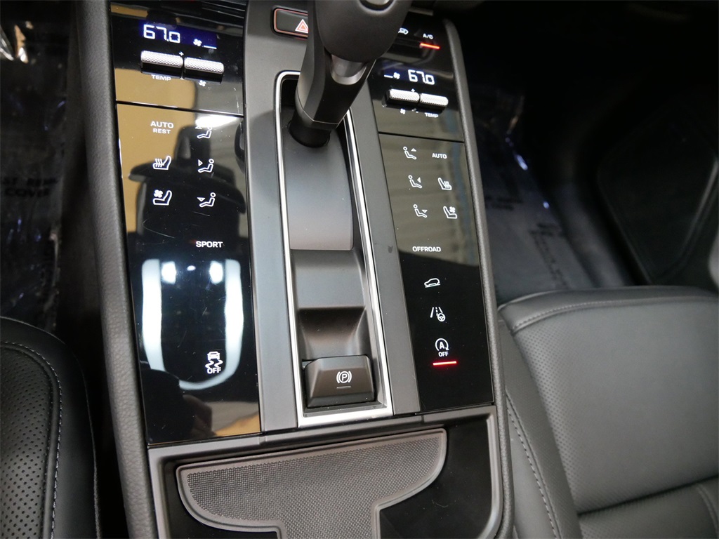 2025 Porsche Macan T photo 20