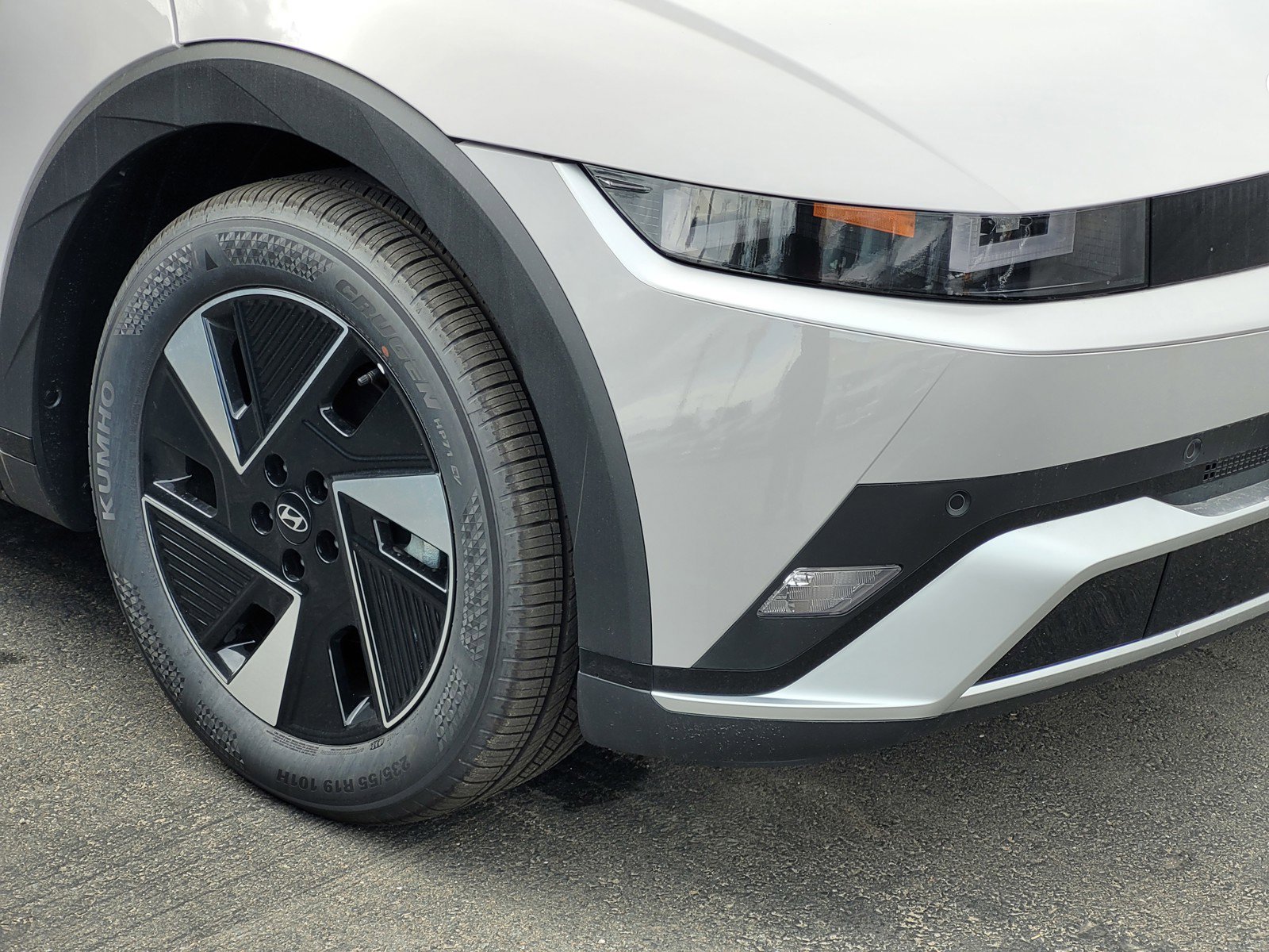 2025 Hyundai Ioniq 5 SE Standard Range photo 5