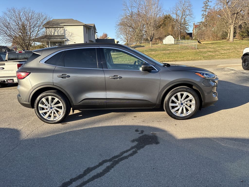 2022 Ford Escape Titanium photo 4