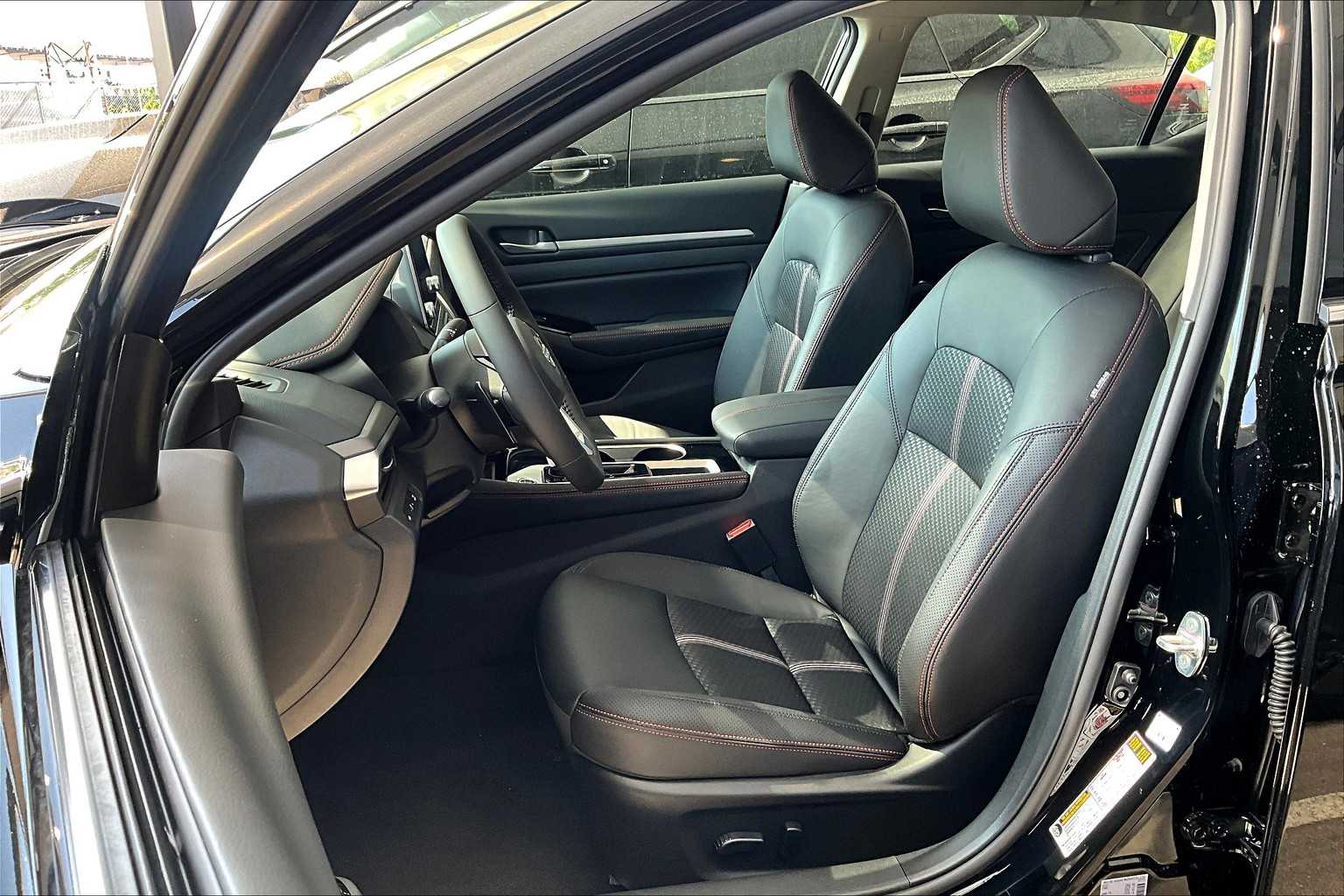 2025 Nissan Altima SR photo 10