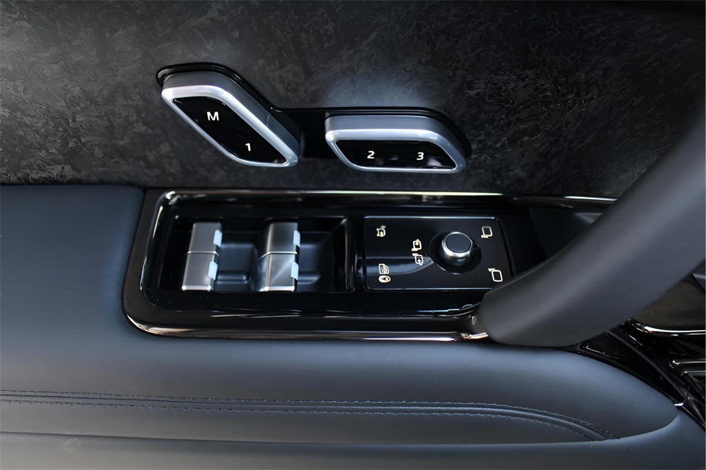 2025 Land Rover Range Rover Sport SE photo 11