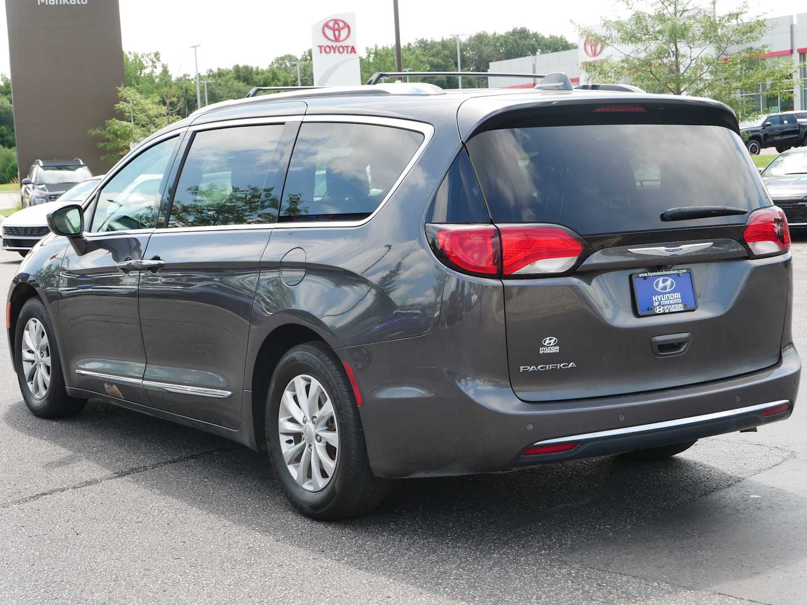 Used 2018 Chrysler Pacifica Touring L with VIN 2C4RC1BG7JR278979 for sale in Mankato, Minnesota