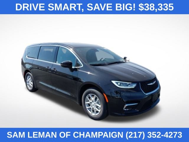 2026 Chrysler Pacifica Select's photo