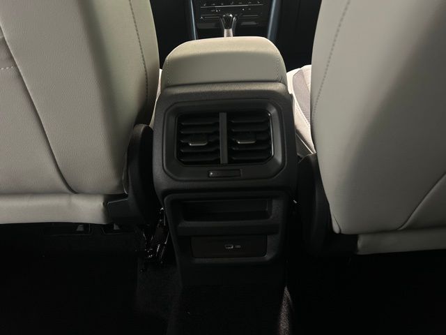 2025 Volkswagen Taos SE photo 25