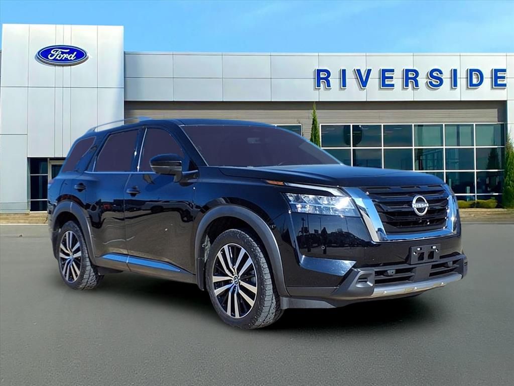 2023 Nissan Pathfinder Platinum's photo