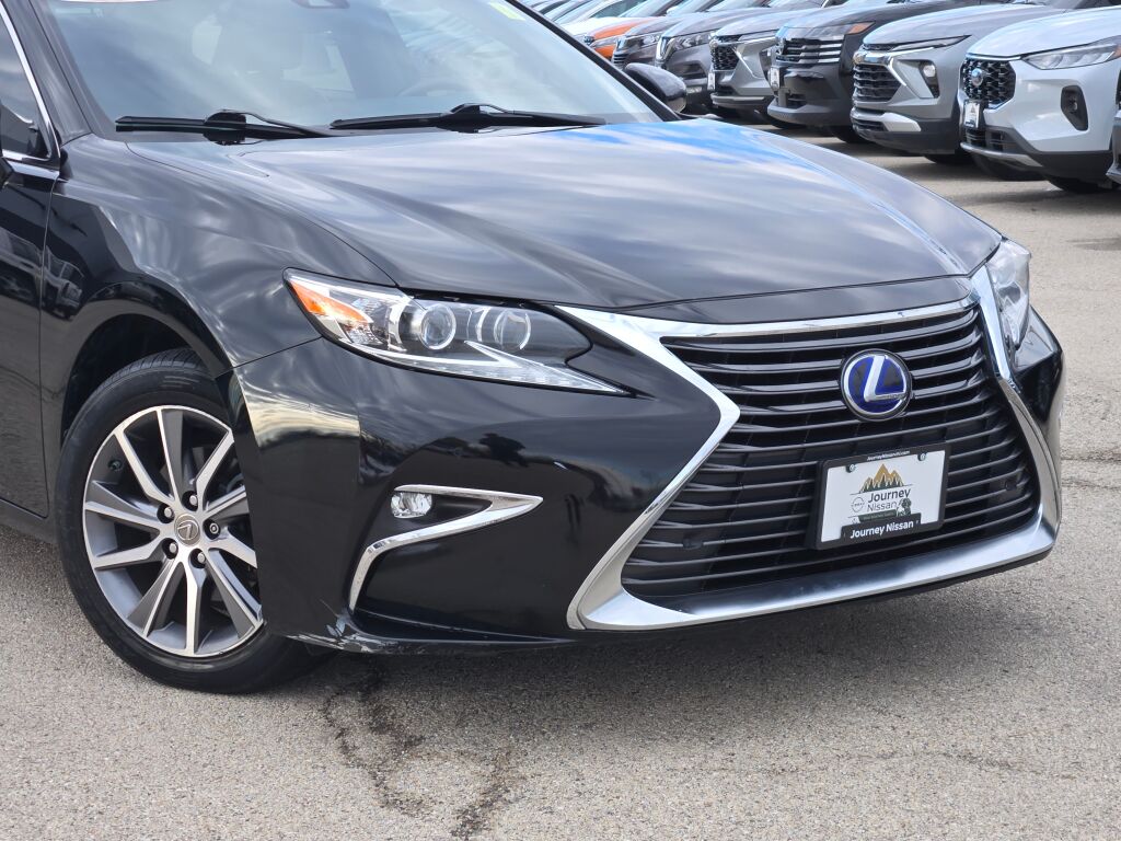 2017 Lexus ES 300h photo 2