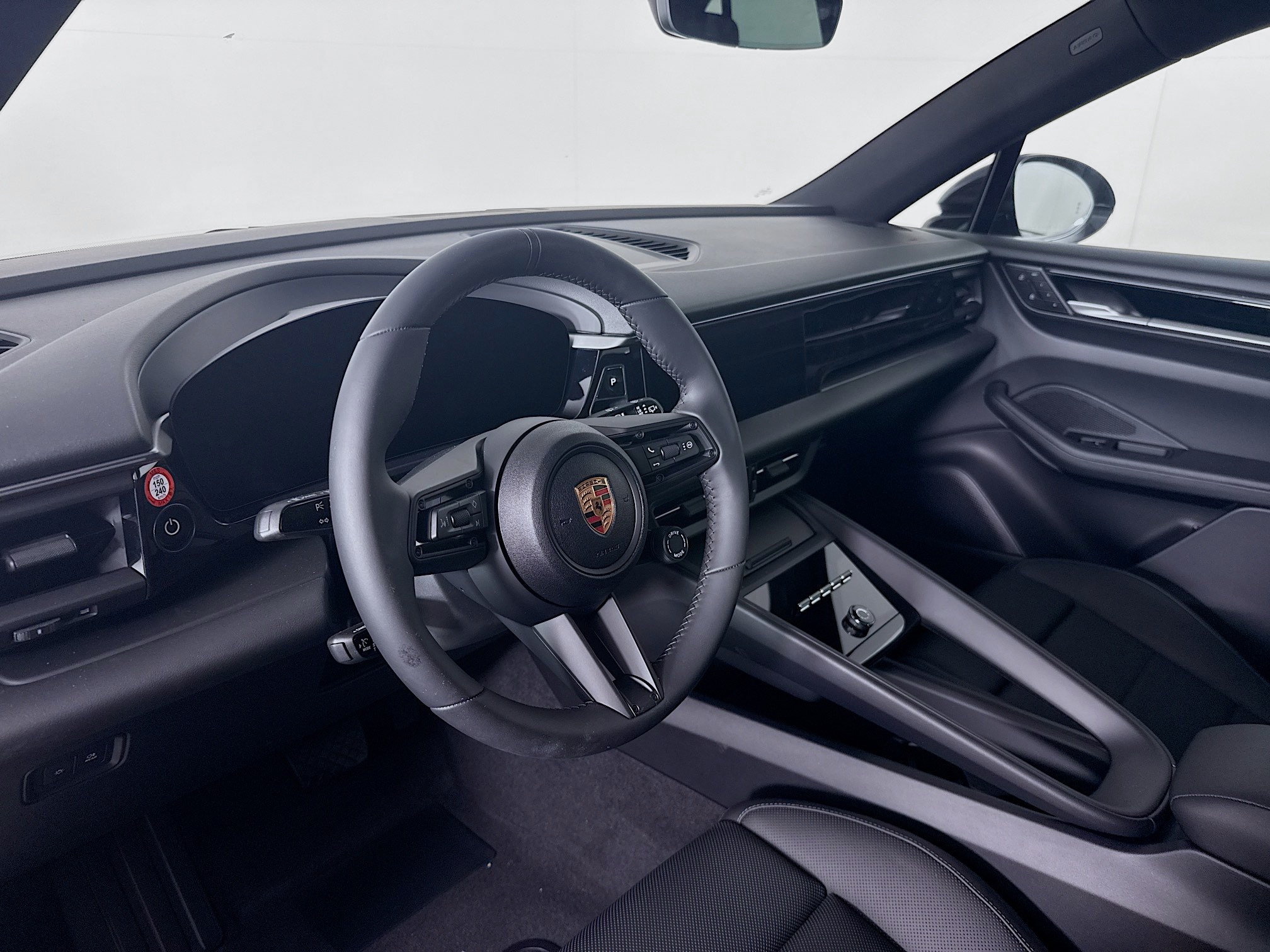 2025 Porsche Macan 4 Electric photo 4