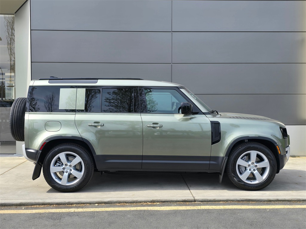 2025 Land Rover Defender 110 S photo 6