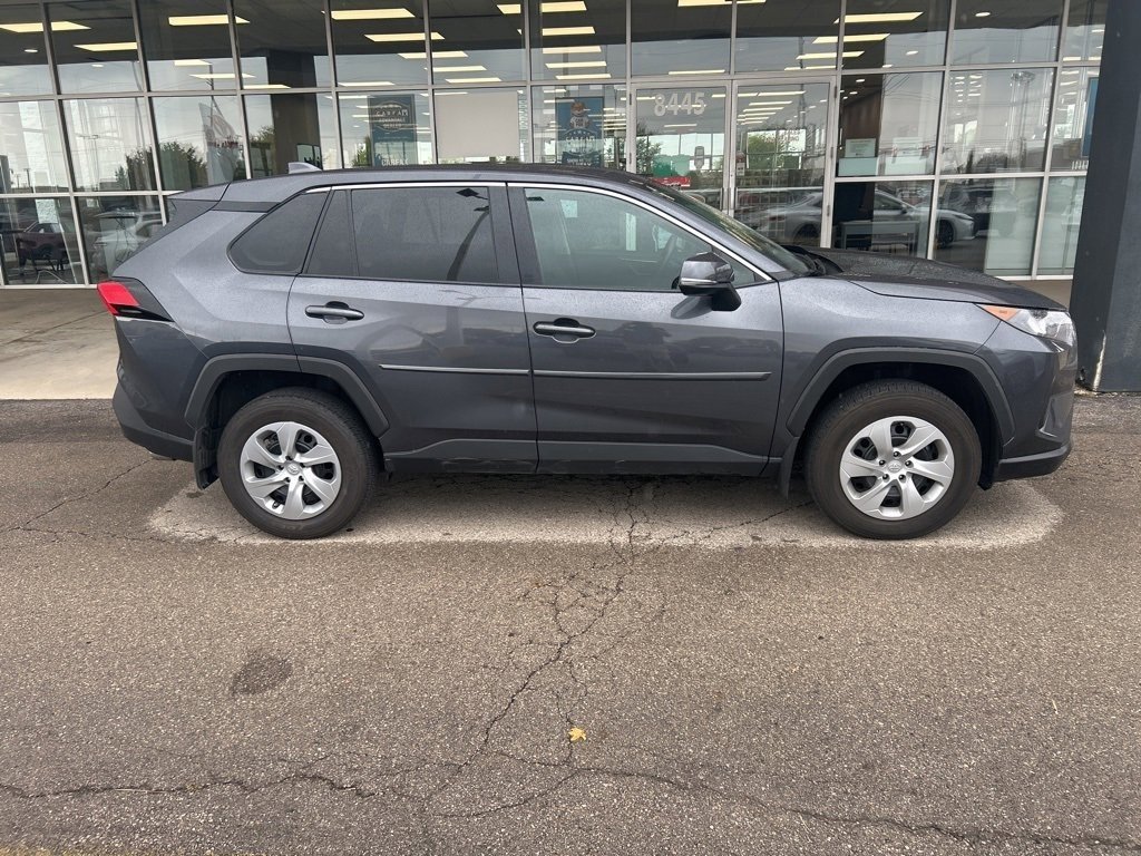 2022 Toyota RAV4 LE photo 2