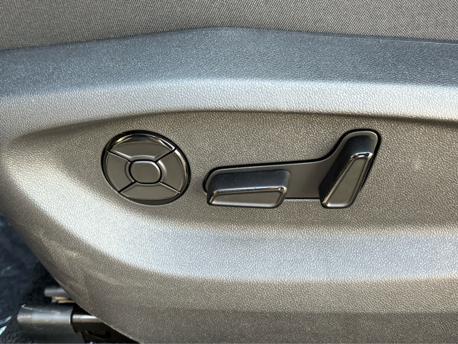 2025 Volkswagen Tiguan SE photo 11