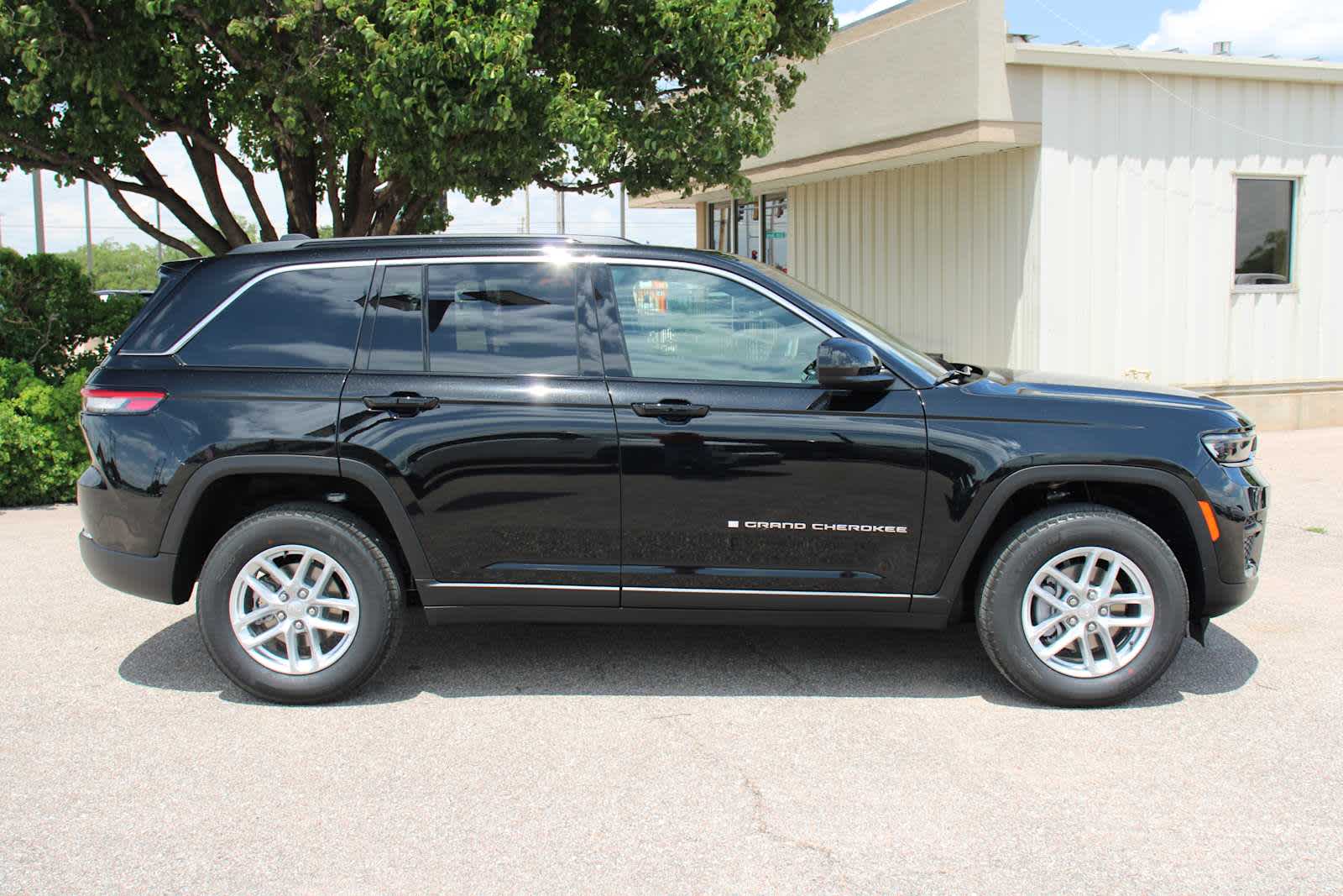 2025 Jeep Grand Cherokee Laredo X photo 2