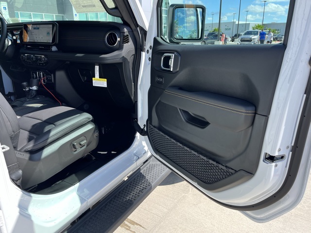 2025 Jeep Wrangler Sahara photo 20