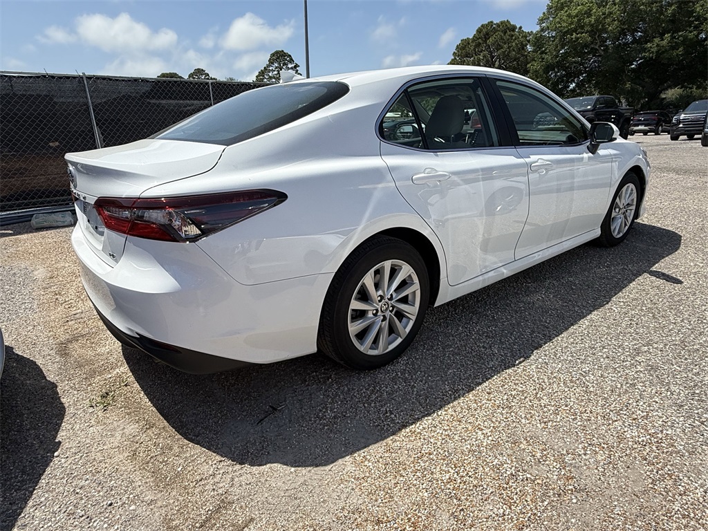 2023 Toyota Camry LE photo 3