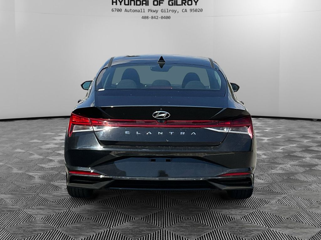 2022 Hyundai Elantra SEL photo 6