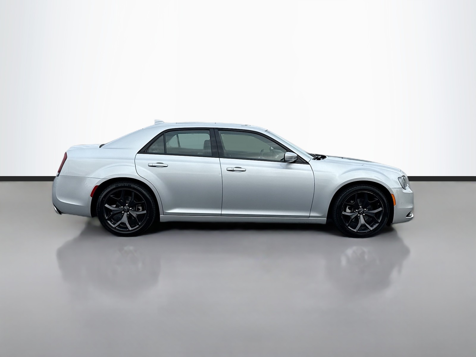 2023 Chrysler 300 photo 4