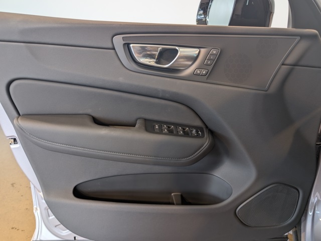 2026 Volvo XC60 B5 Plus photo 8