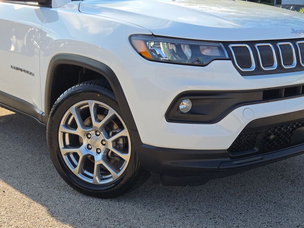 2022 Jeep Compass Latitude Lux photo 3