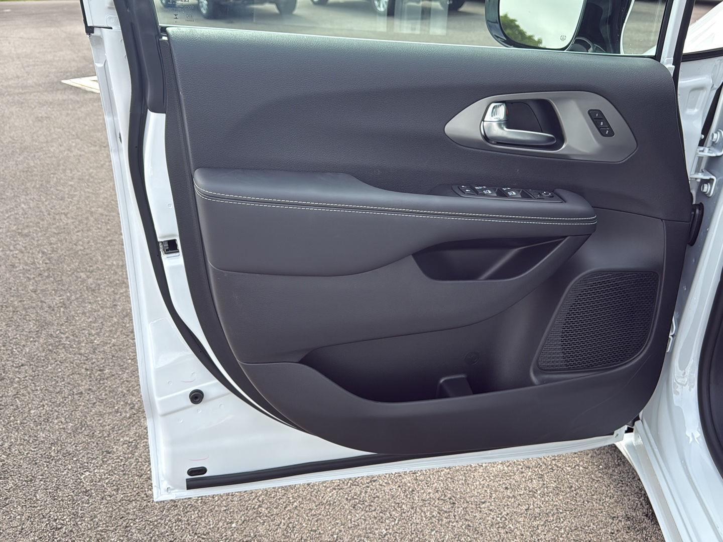 2026 Chrysler Pacifica photo 18