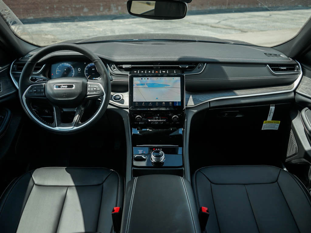2025 Jeep Grand Cherokee Limited photo 13