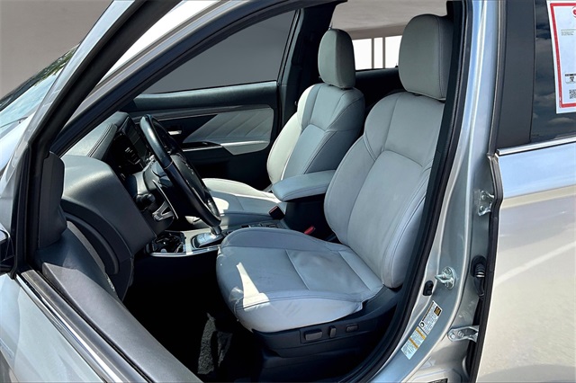 2022 Mitsubishi Outlander PHEV LE photo 24
