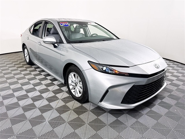 2025 Toyota Camry LE's photo