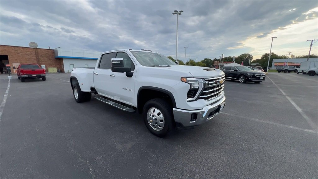 2025 Chevrolet Silverado 3500HD LTZ photo 2