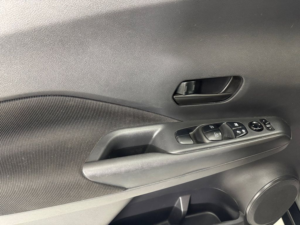 2021 Nissan Kicks S photo 12