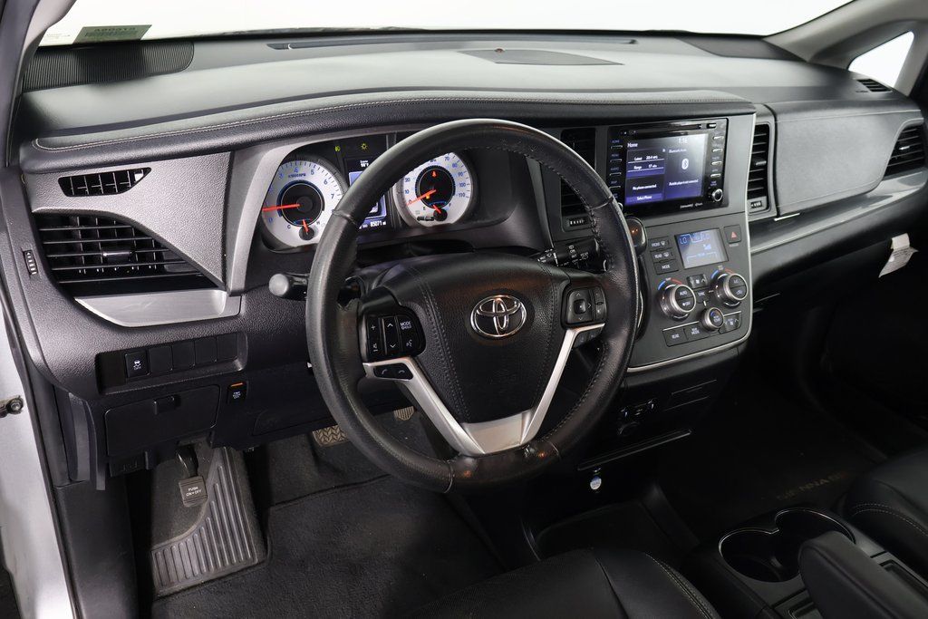 2020 Toyota Sienna SE photo 4