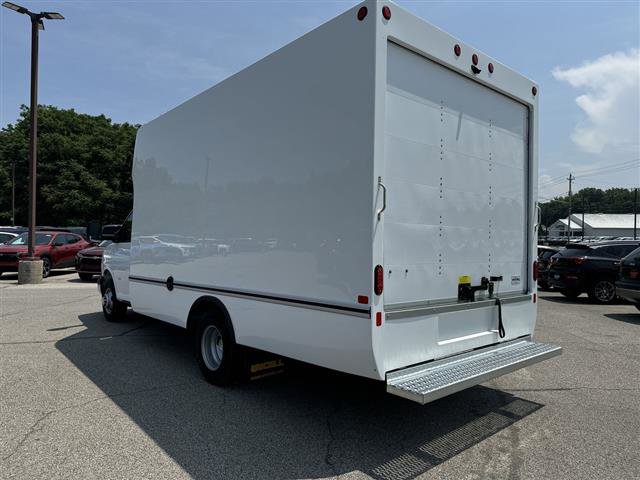 2024 Chevrolet Express Cutaway 3500 photo 2