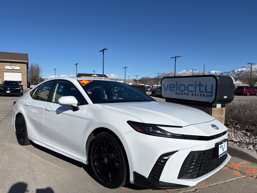 2025 Toyota Camry SE's photo