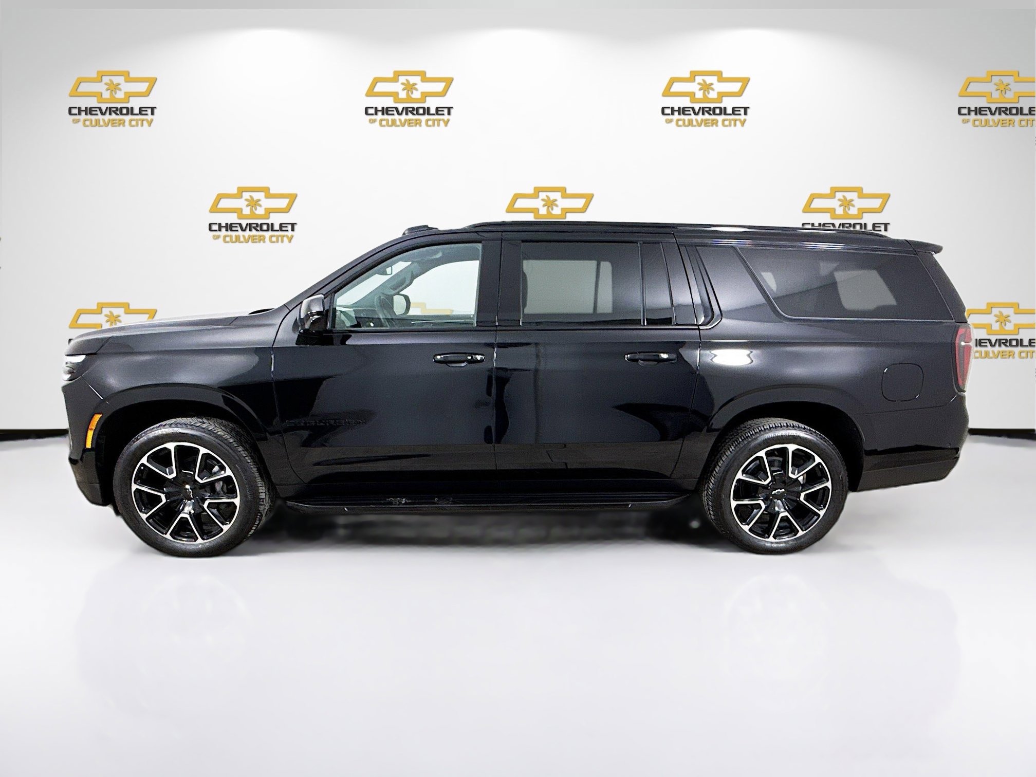 2025 Chevrolet Suburban RST photo 3