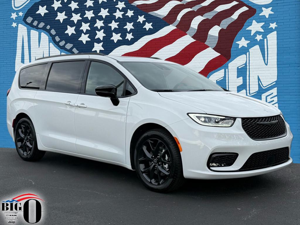 2026 Chrysler Pacifica Limited's photo