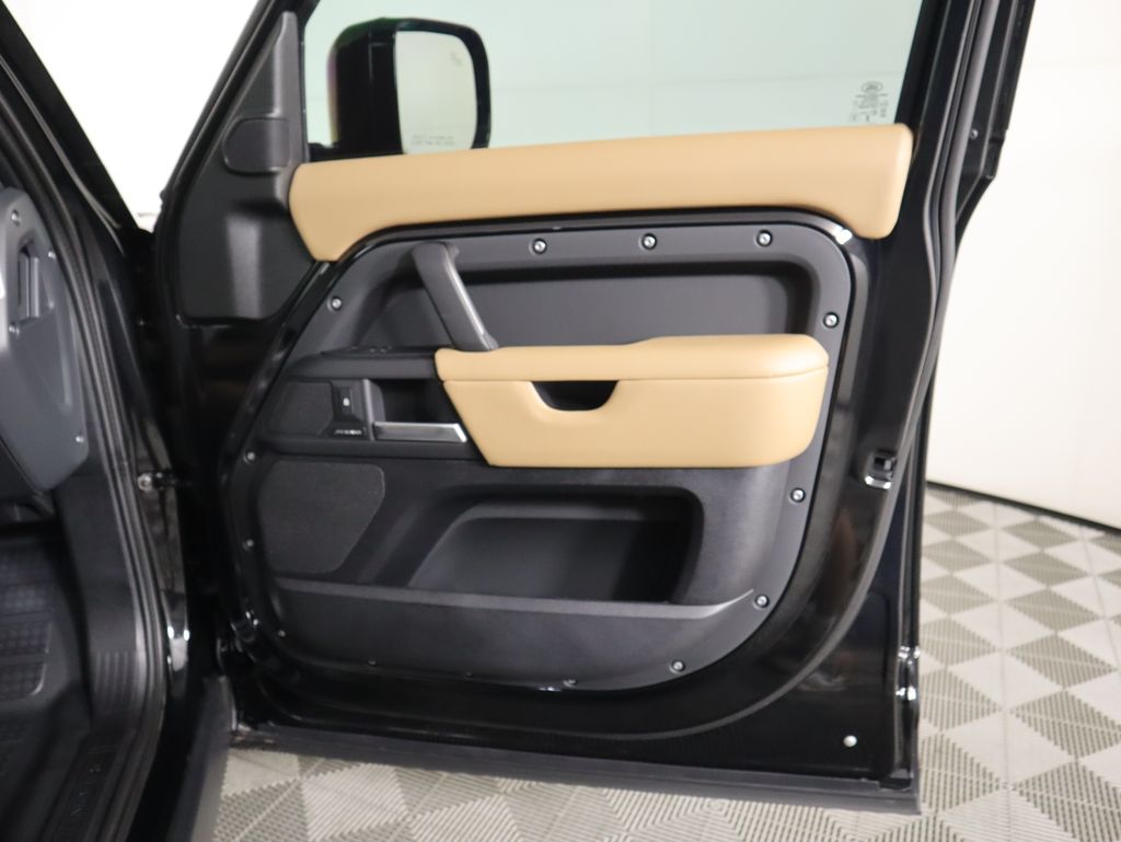 2025 Land Rover Defender 110 S photo 24