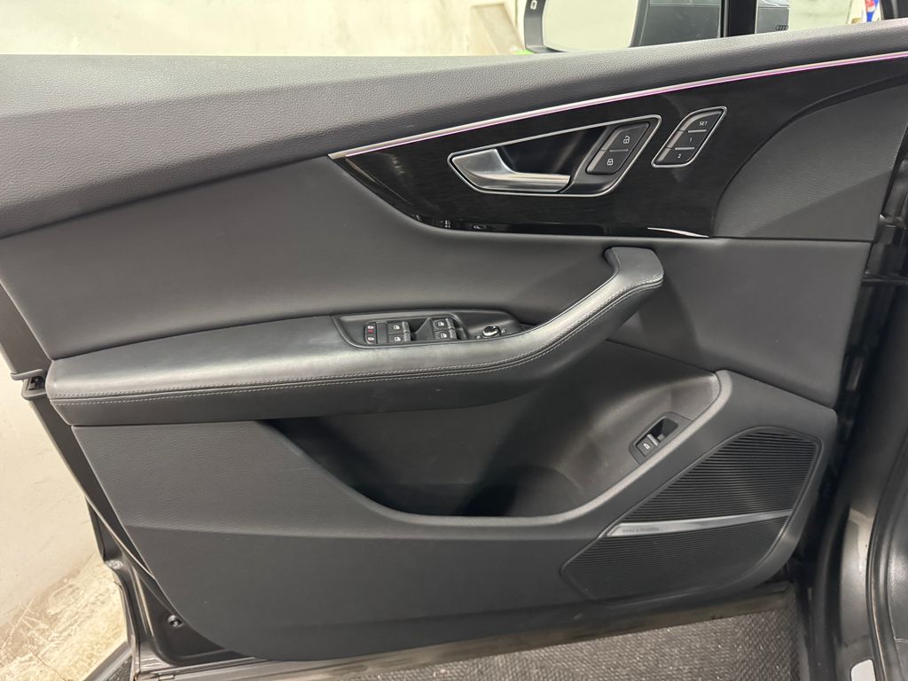 2021 Audi Q7 55 Prestige photo 12