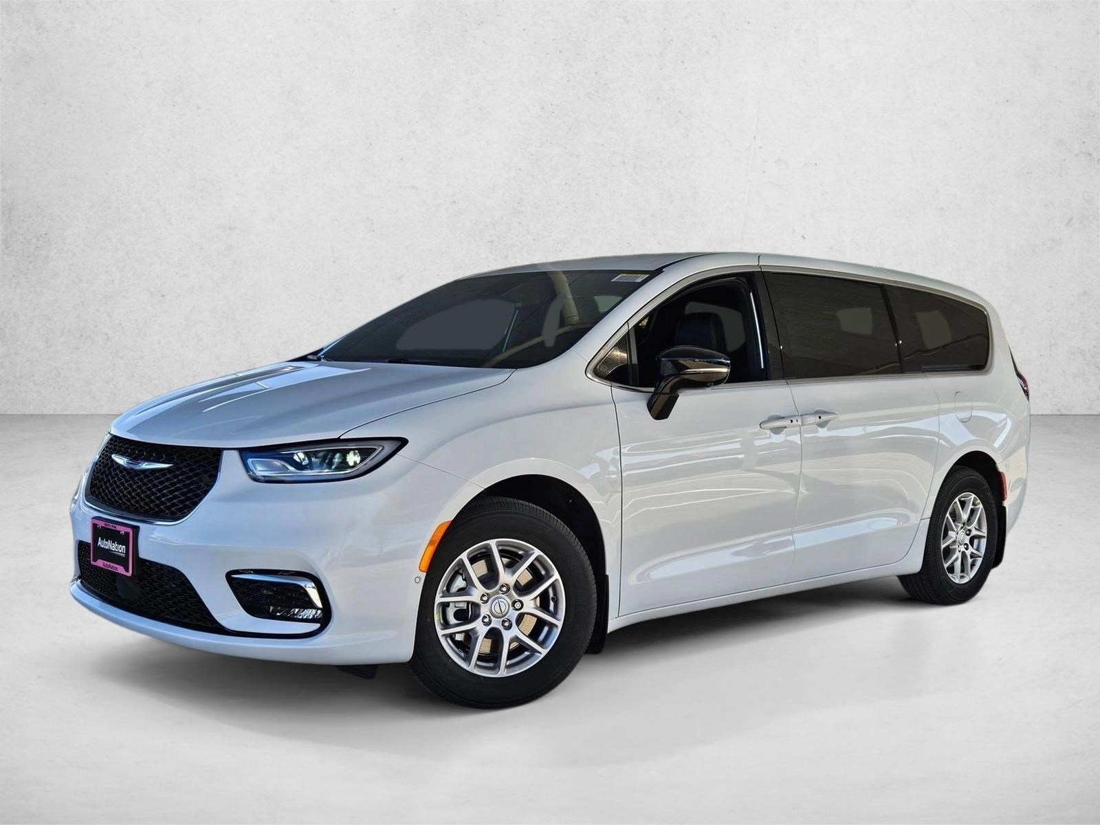 2026 Chrysler Pacifica Select's photo