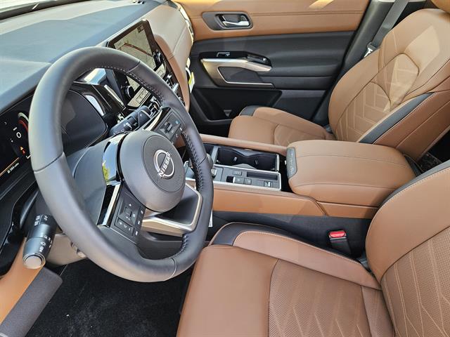 2025 Nissan Pathfinder Platinum photo 8