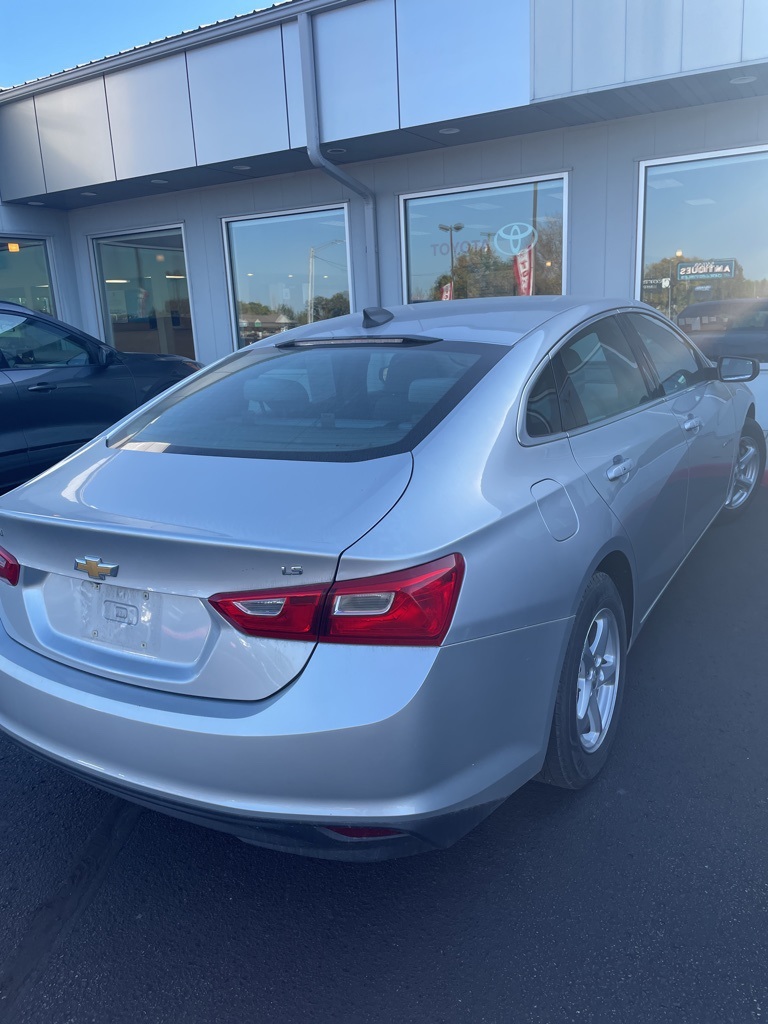 2016 Chevrolet Malibu LS photo 4