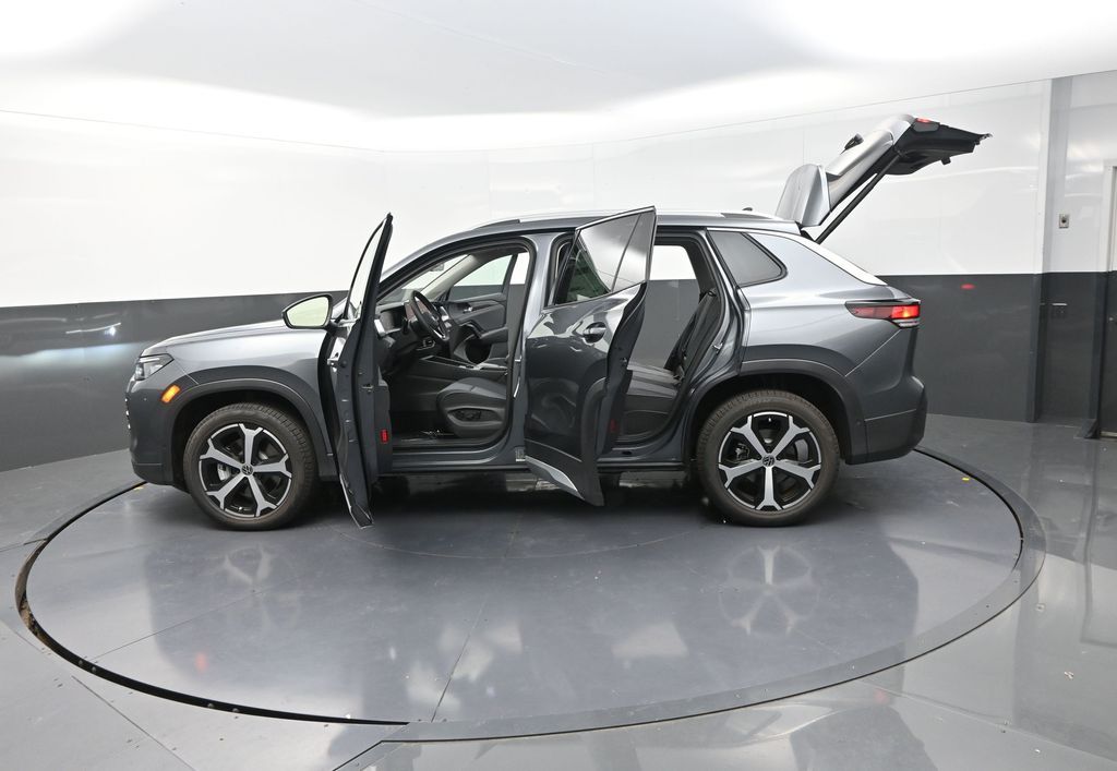 2025 Volkswagen Tiguan SE photo 28