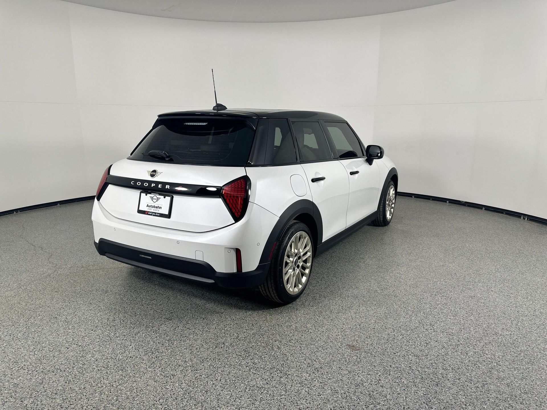 2025 Mini Cooper 4 Door Hardtop Iconic photo 4