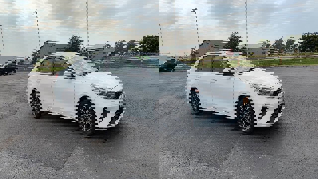 2024 Kia Forte LXS photo 2