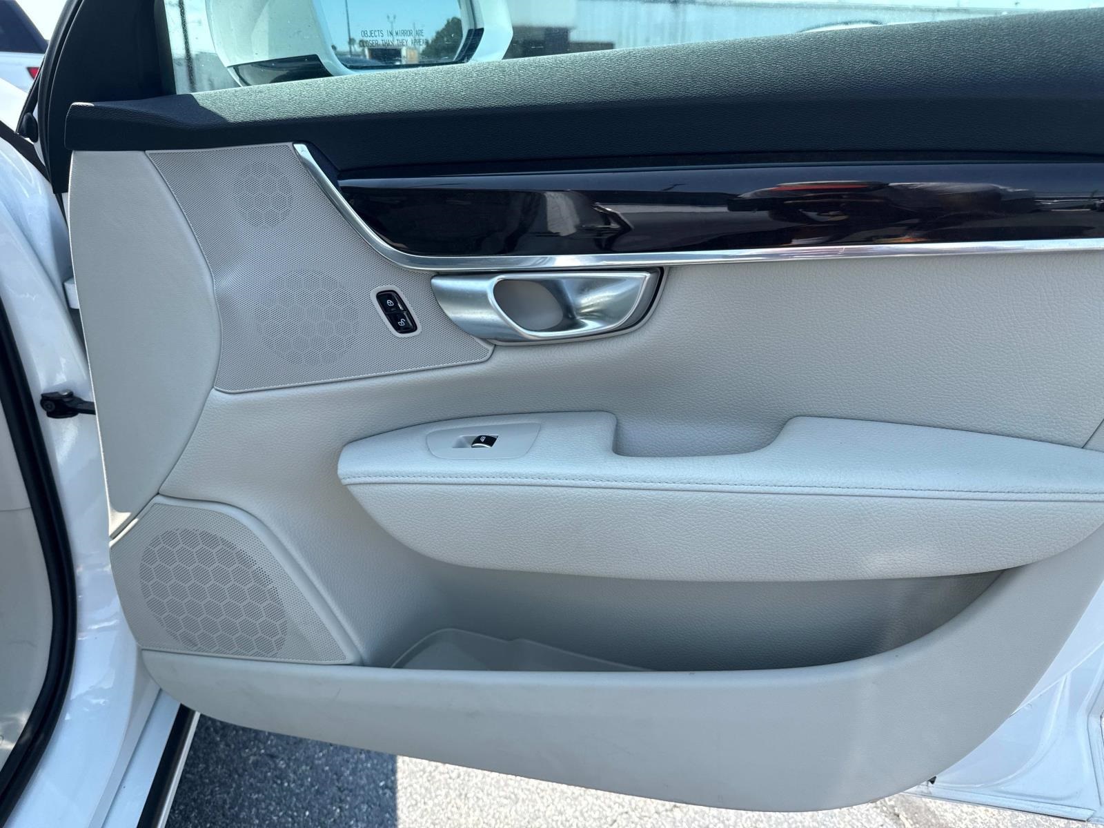 2018 Volvo S90 T6 Momentum photo 6