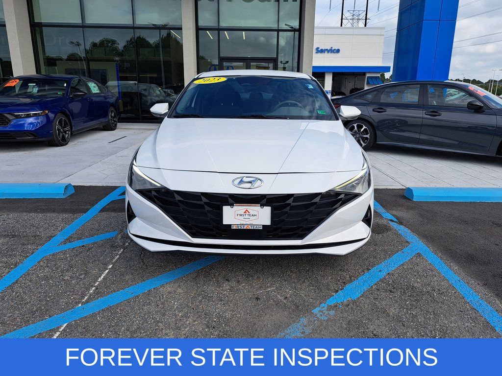 2023 Hyundai Elantra SEL Convenience photo 2