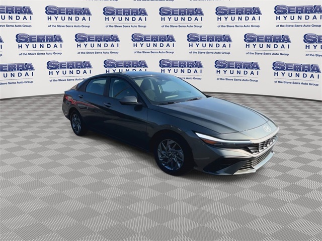 2024 Hyundai Elantra SEL photo 3