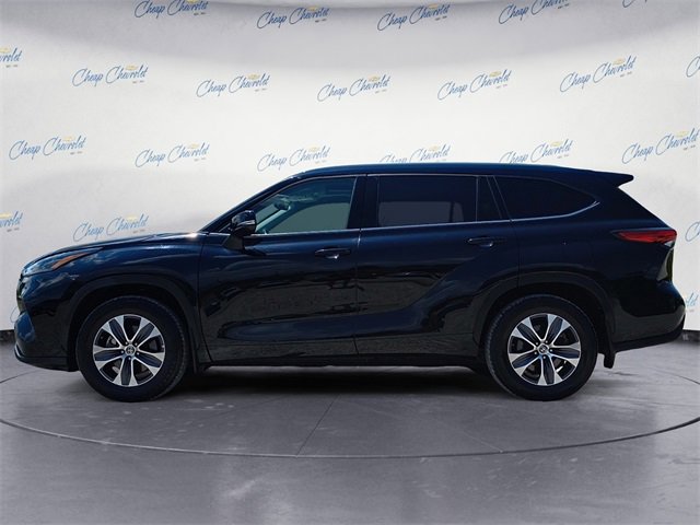 2022 Toyota Highlander XLE photo 2