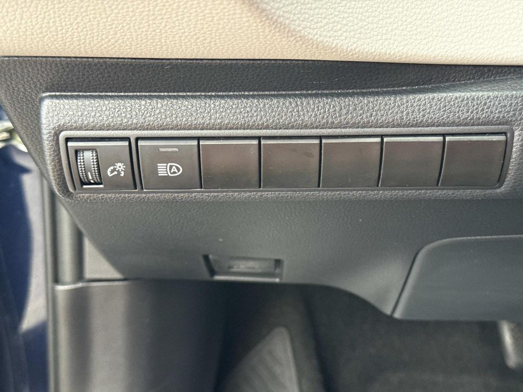 2022 Toyota Corolla LE photo 32