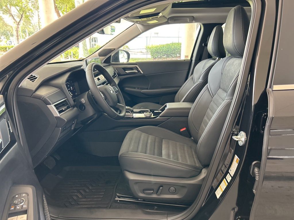 2025 Mitsubishi Outlander SE photo 4
