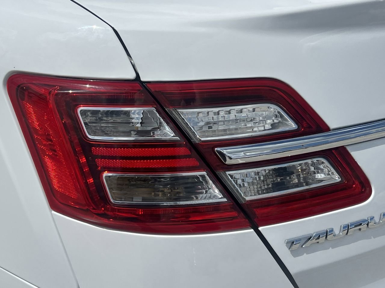2018 Ford Taurus SE photo 6