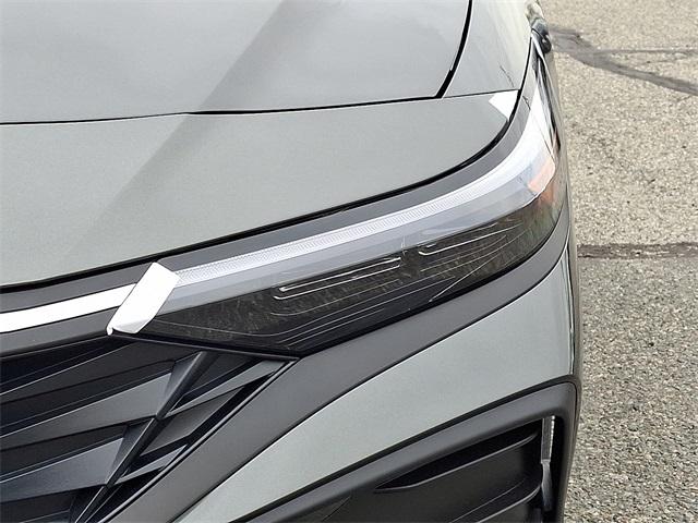 2025 Hyundai Elantra SE photo 4